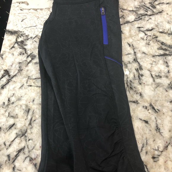 Great condition Lululemon crops, size 8. - Picture 4 of 5